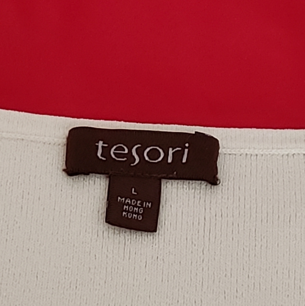 Tesori V neck white sleeveless shell. Chic eyelet detail. Size Large. - Picture 8 of 9